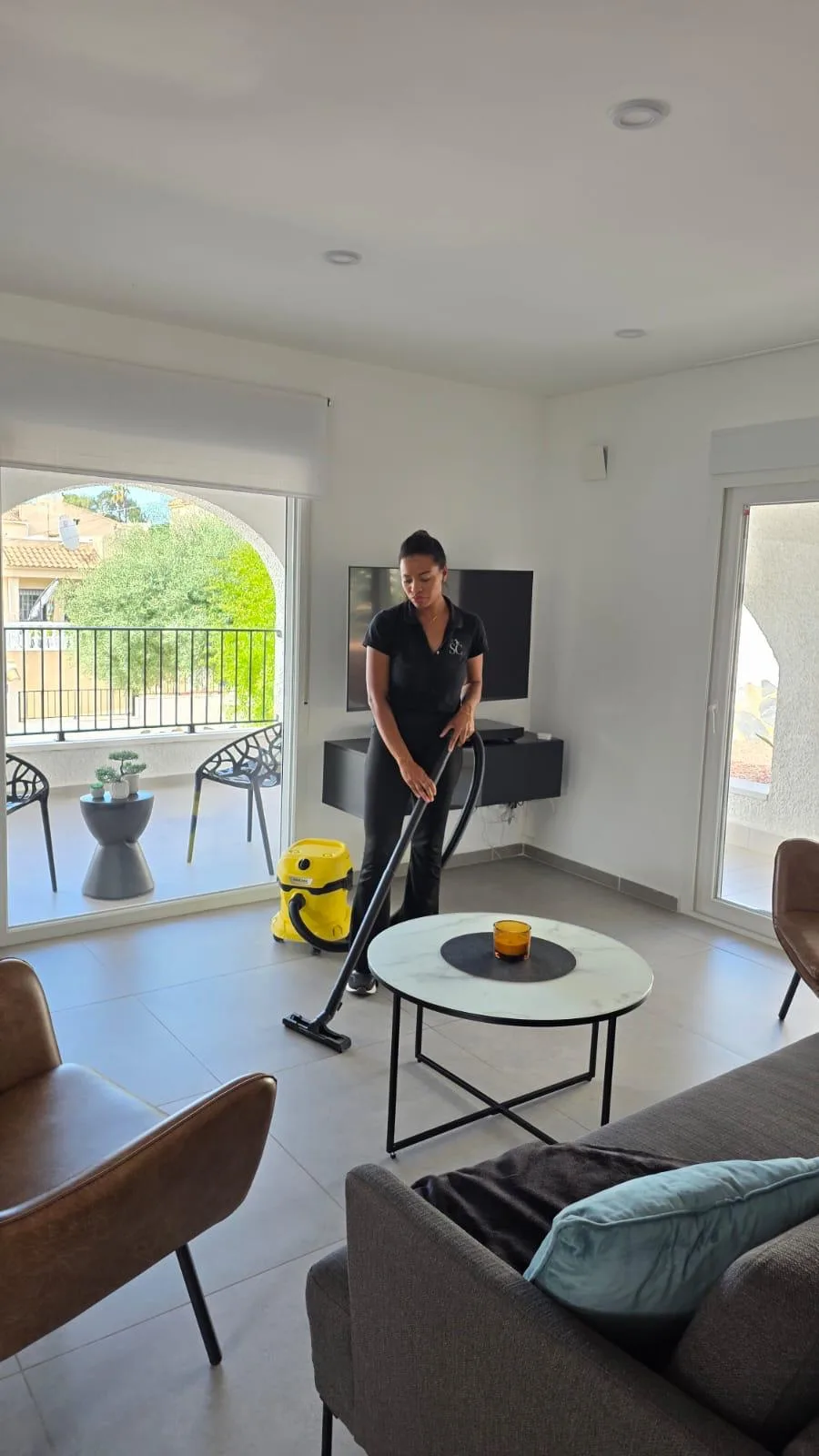 SplendidaClean operative vacuuming the living area of a villa in Orihuela Costa