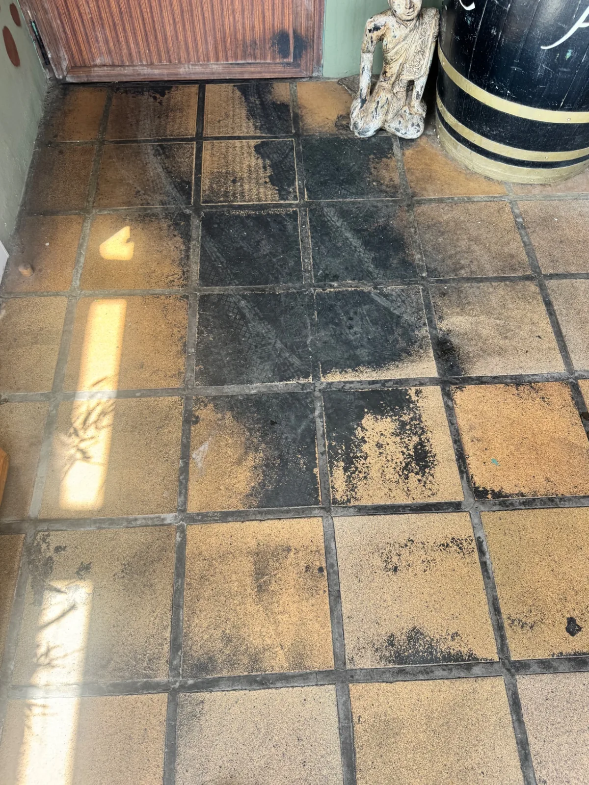 Main entrance paving at Centro Comercial Flamenca Beach before high-pressure floor restoration