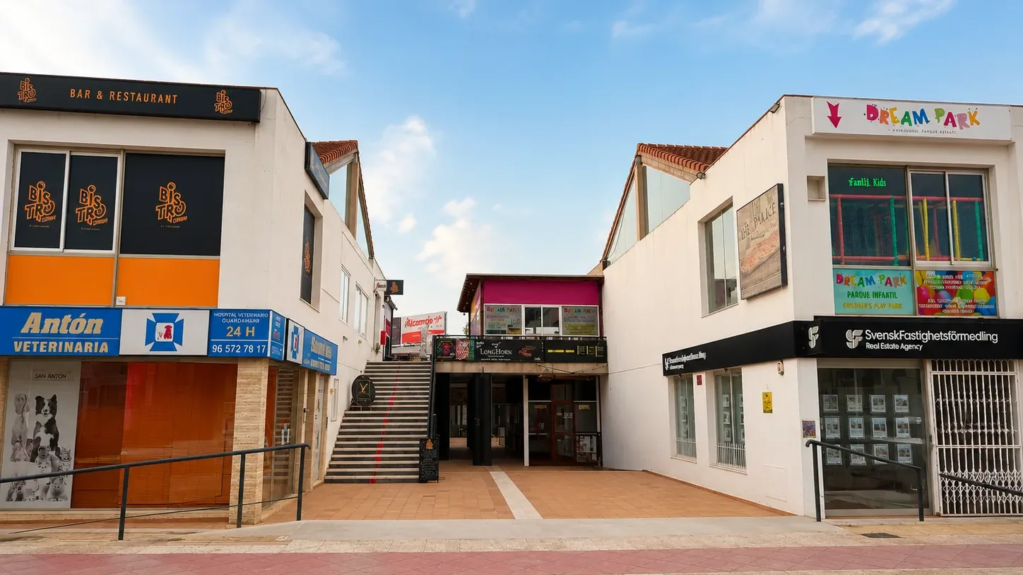Centro Comercial Flamenca Beach in Orihuela Costa — plaza, entrance stairs and surrounding shops maintained by SplendidaClean